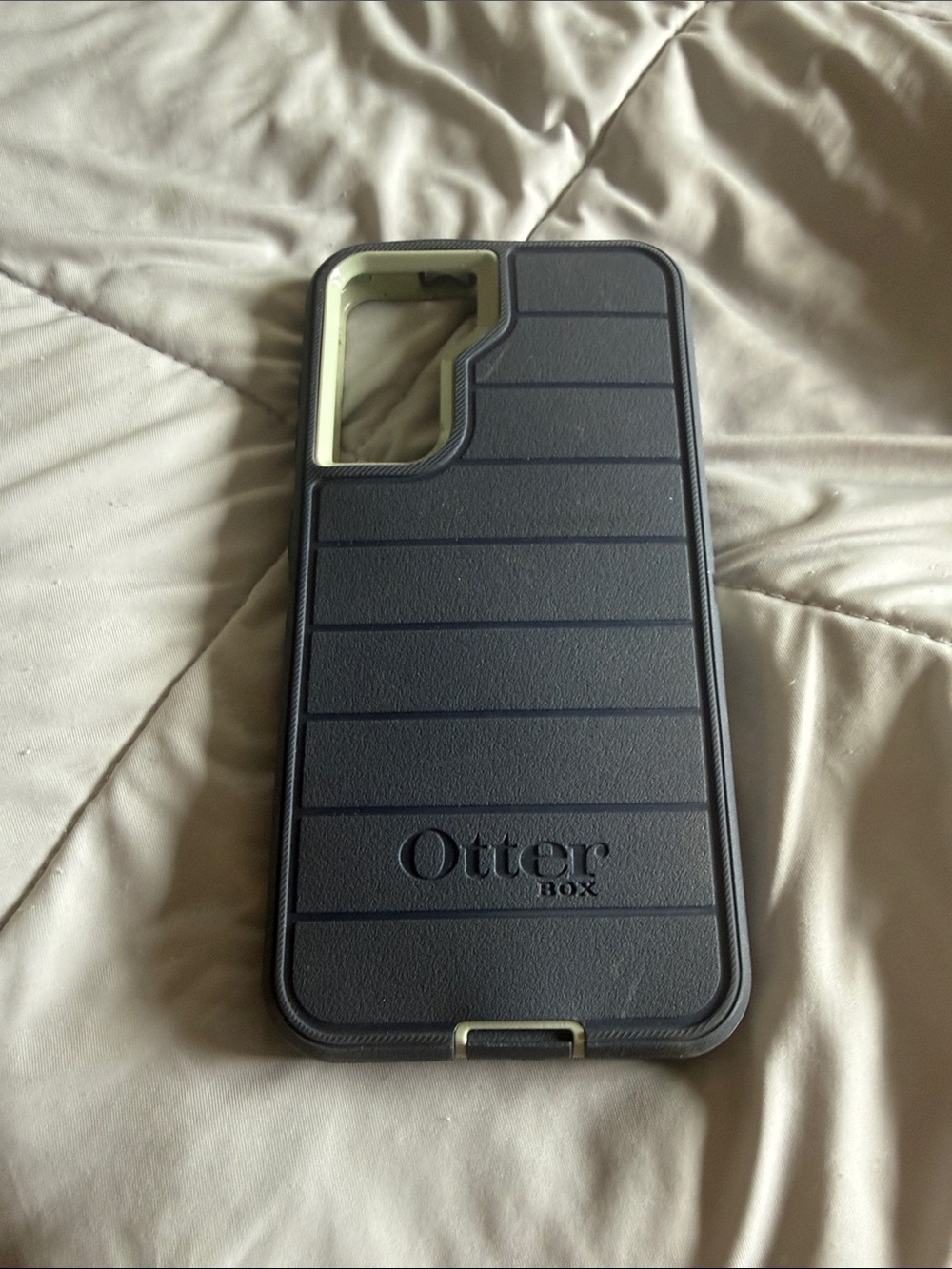 OtterBox Black Phone Case with Light Interior Accent (Samsung Galaxy S21) case